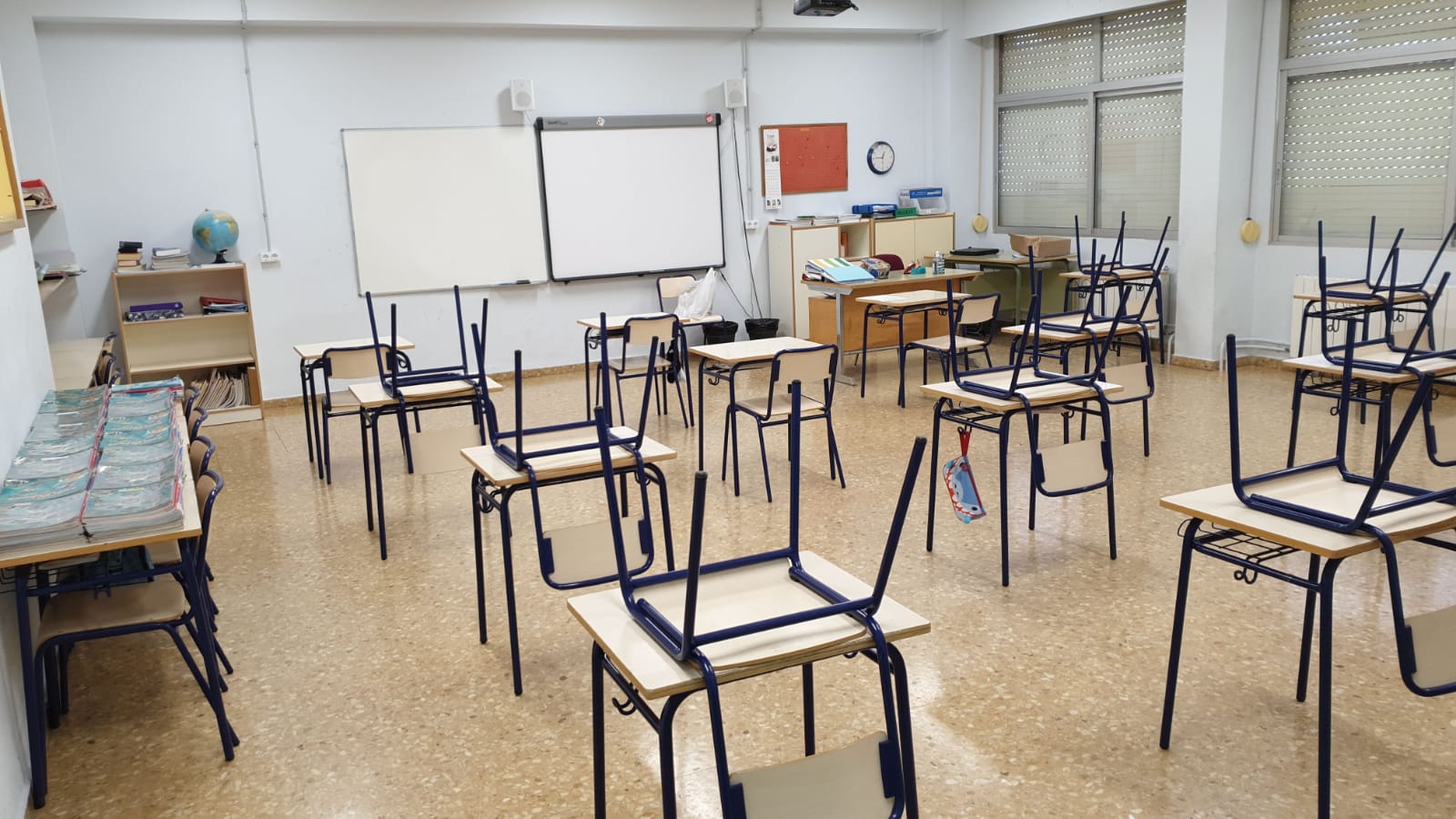 Las aulas con la separación entre mesas