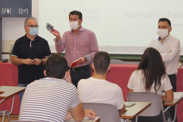 La Fundació Universitària reparteix anda mascaretes als alumnes i docents 