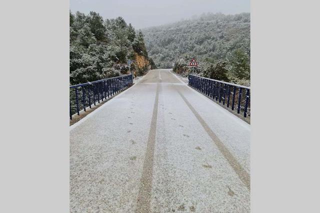 La serra es cobrix de blanc i no es descarta que puga arribar al nucli urbà