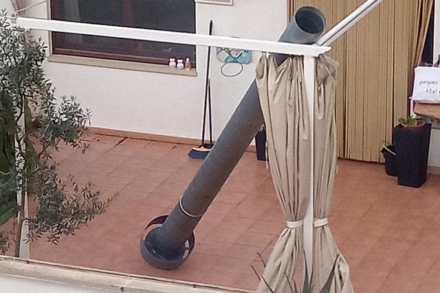 El viento derriba dos farolas del puente de Santa María