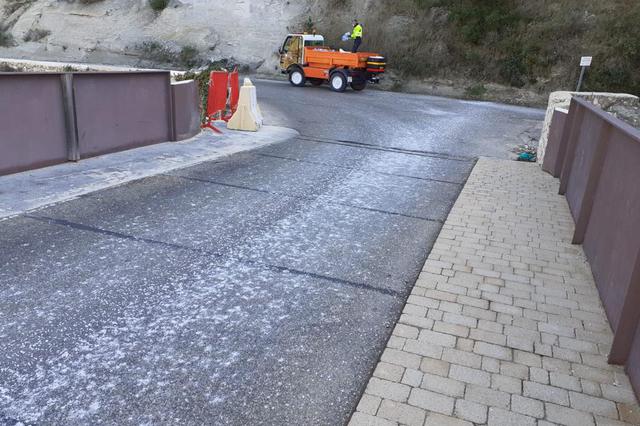 Ontinyent prepara 10.000 kg de sal i 4 retroexcavadores per comparte el temporal