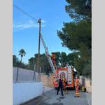 Els Bombers rescaten un gat en el camí dels Presos d’Ontinyent 