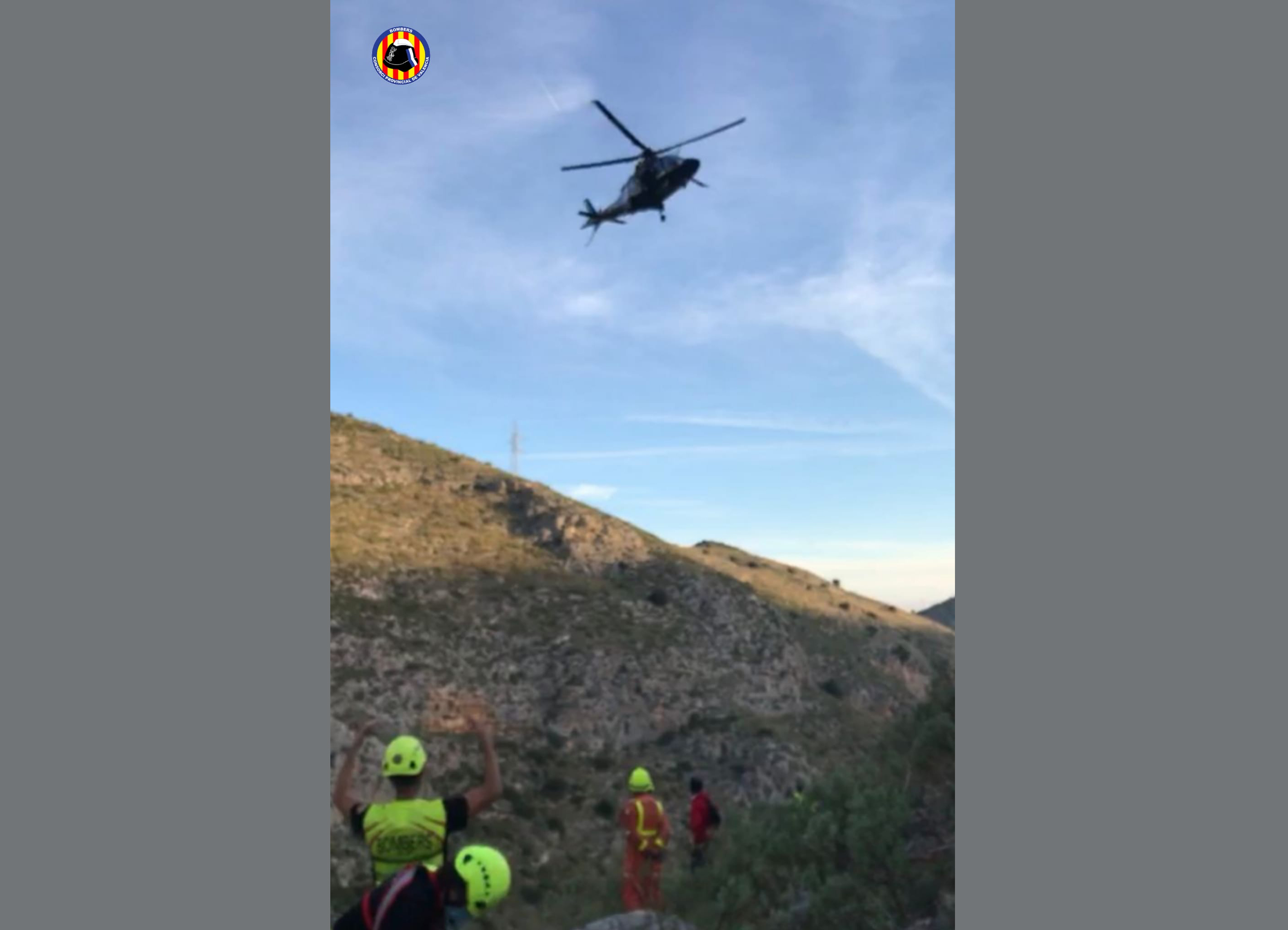 Bombers d'Ontinyent i un helicòpter l'han traslladat al punt on l'esperaven els sanitaris