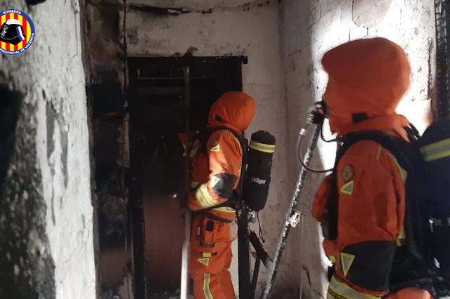 Així ha quedat l'habitatge calcinat a Ontinyent