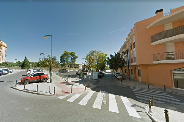 Se incendia un vehículo en el barrio de San Rafel de Ontinyent