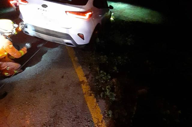 Rescaten en Ontinyent un home a punt de caure a un barranc amb el cotxe