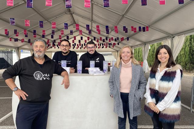 Ontinyent distribuye vasos y servilletas en la Fira con mensajes contra las agresiones sexistas