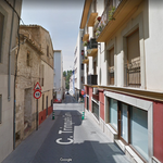Intenta entrar a un pub sense el passaport covid i acaba sense la seua moto