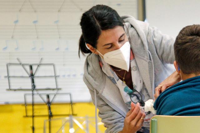 Alumnes de Santa Maria i el CEE VallBlanca d’Ontinyent, els primers en rebre la vacuna