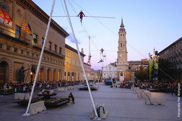 Acrobàcia i funambulisme en la inauguración del Festival de Circ i Teatre d’Ontinyent