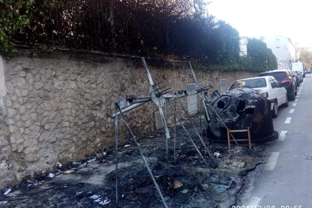 Siete contenedores y 2 coches quemados en Ontinyent