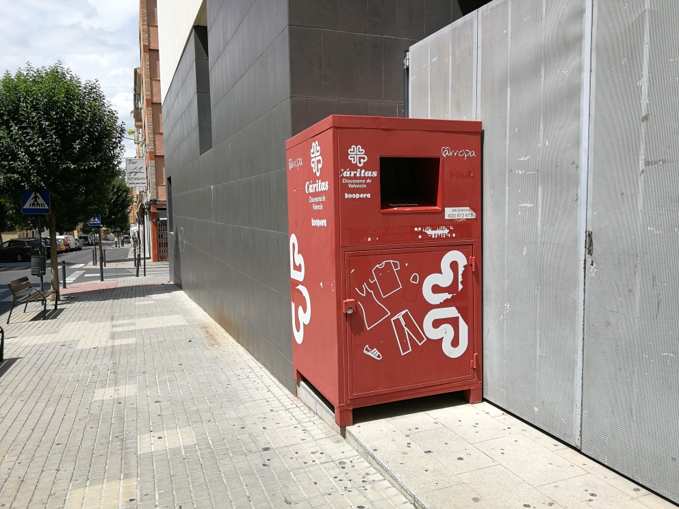 Contenidor de Càritas en Sant Josep