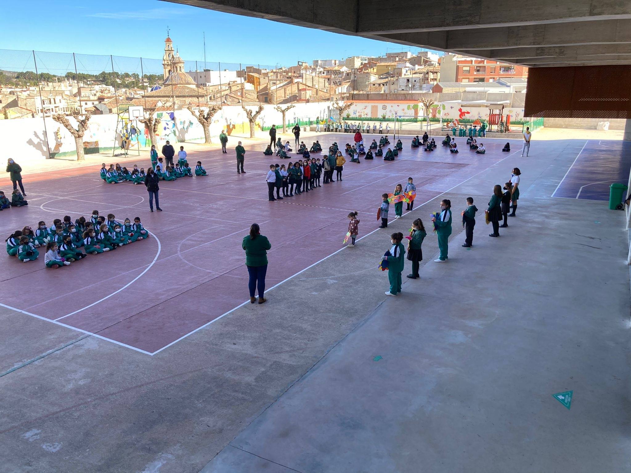 Alumnes celebrant el Dia de la pau