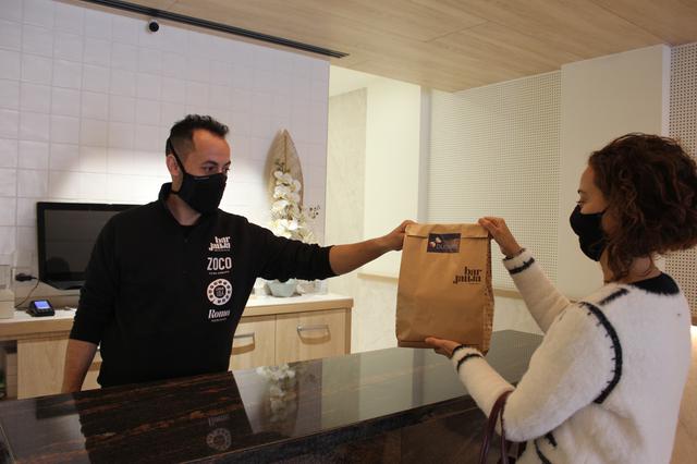 Dos locales de hostelería reabren al impulso de la campaña "Queda't a casa"