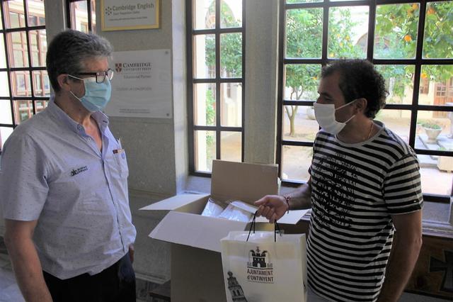 Ontinyent reparte entre la comunidad educativa 9.500 mascarillas 
