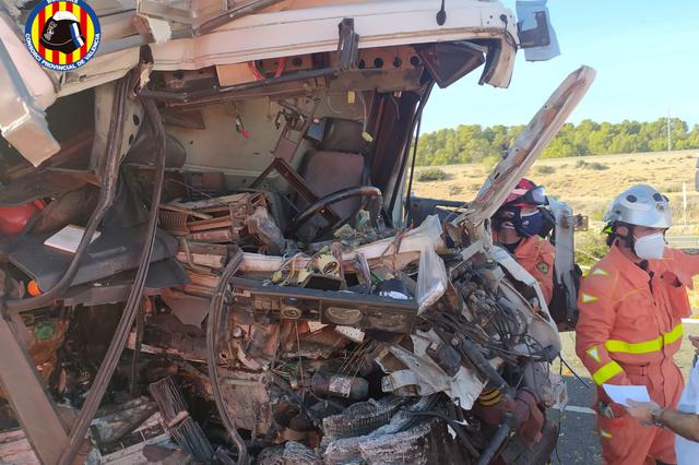 Rescatan un conductor atrapado en un camión