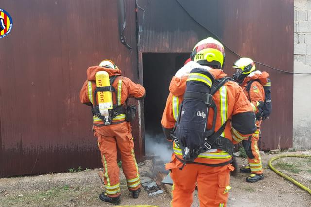 Muere un hombre en un incendio en una nave abandonada en Aielo de  Malferit