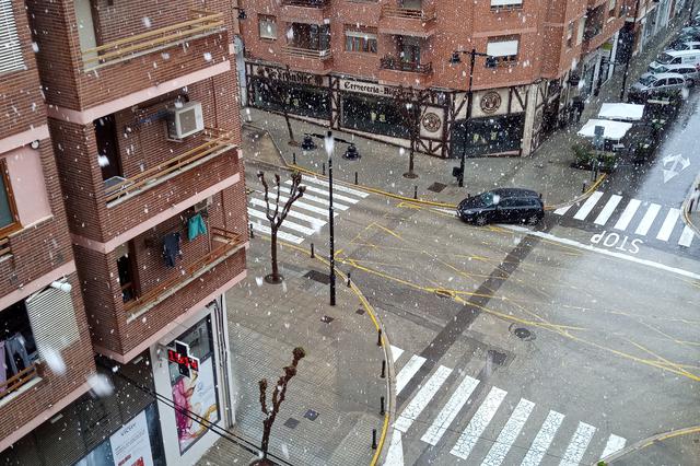 La nieve se asoma por Ontinyent para dejar paso al sol