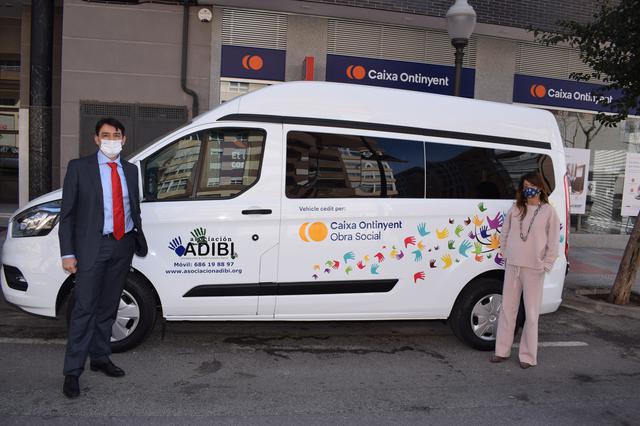 Caixa Ontinyent aporta un vehículo adaptado a la Asociación ADIBI