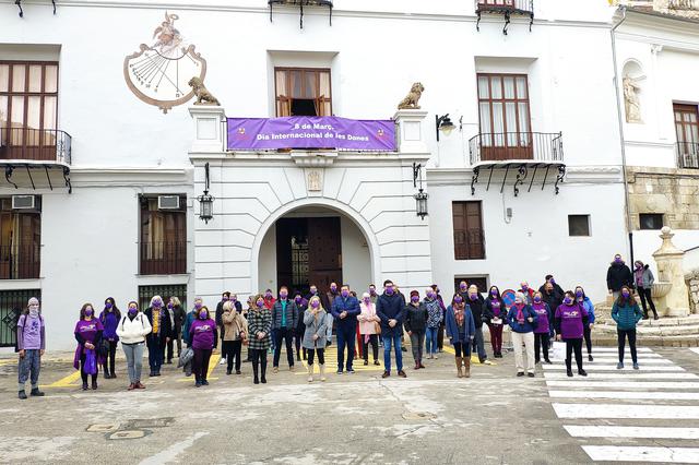 Una pancarta del 8-M decora el antiguo Ayuntamiento de Ontinyent