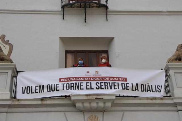  Ja penja de l'Ajuntament la pancarta per la recuperació de la diàlisi