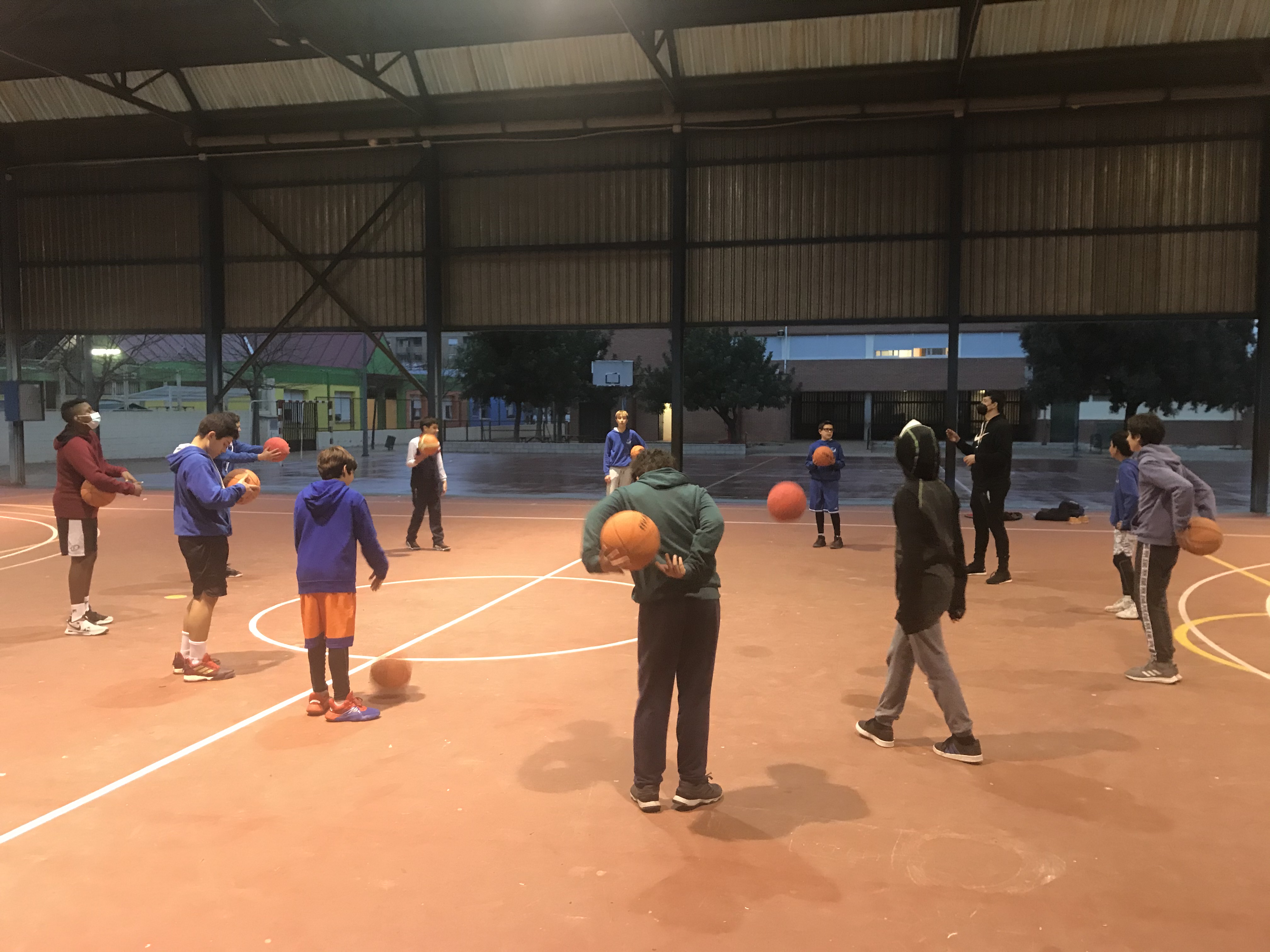 Un entrenamiento de la escuela en el patio del CEIP Martínez Valls