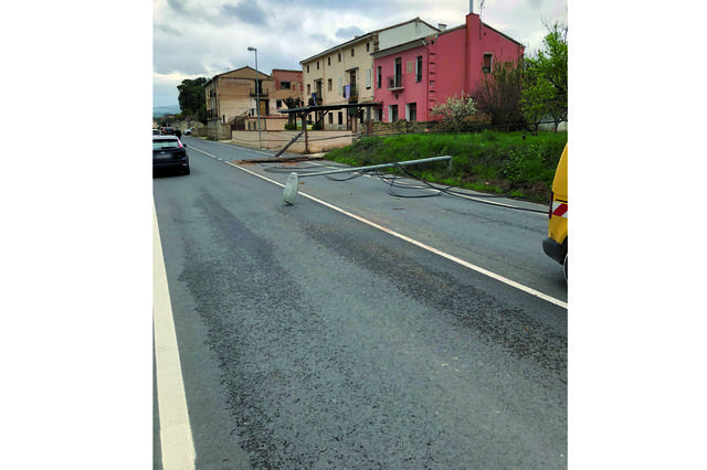 Un camió tomba un pal telefònic i un elèctric 