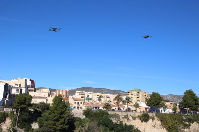 Captat pel dron mentre consumia alcohol en la via pública