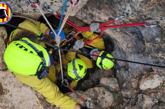 Los Bomberos de València rescatan a un hombre en una cueva de Tous