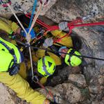Els Bombers de València rescaten un home en una cova de Tous
