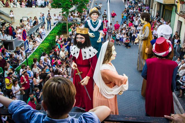 Las vestimentas y las figuras de los bailes del Corpus salen a la calle
