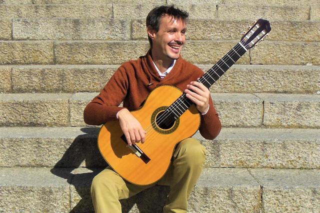 El guitarrista argentino Sebastián Pitré actúa en Quatretonda
