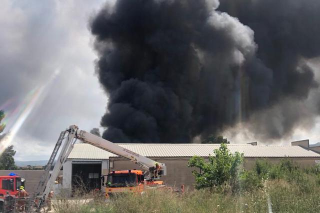 Important incendi a una fàbrica de roba usada a l'Olleria
