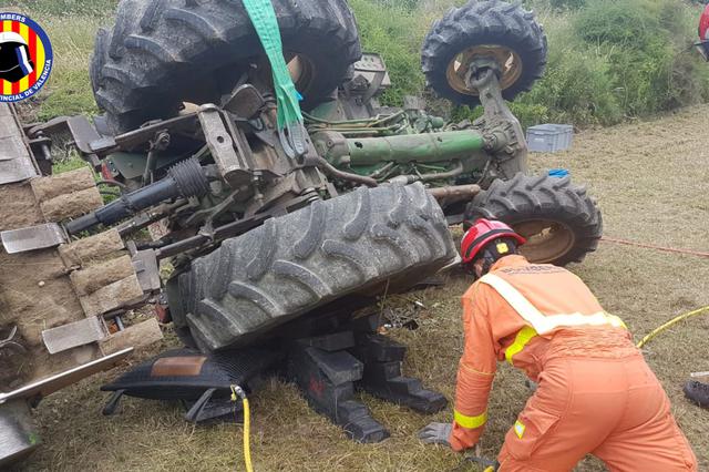 Fallece un hombre de 72 años al volcar con su tractor 