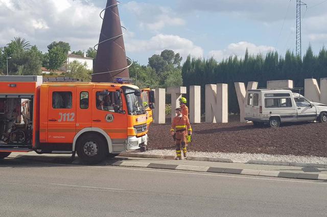 Un vehículo se estrella contra la rotonda de los Bomberos de Ontinyent