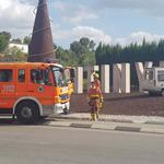 Un vehicle s’estavella contra la redona dels Bombers d’Ontinyent