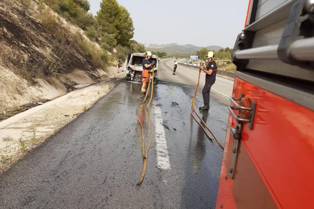 S'encen un vehicle en la A7 entre Ontinyent i Albaida