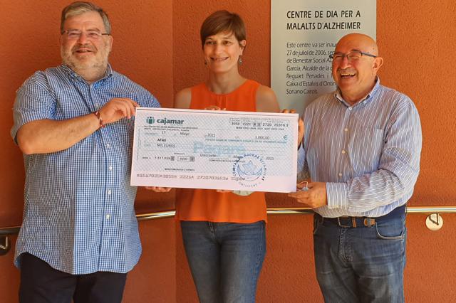 Els Moros Espanyols donen a AFAO 1.000€ de la venda de calendaris solidaris