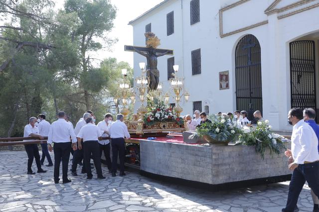 El Crist inicia el seu recorregut pels carrers d'Ontinyent