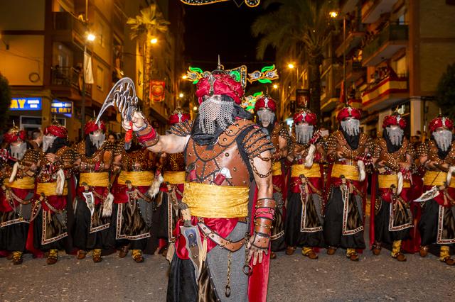 Desfilar separats per 1'5 metres i amb màscares, mesures del pla de Sanitat per als Moros i Cristians