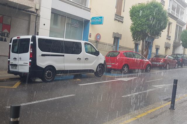 Una fuerte lluvia cambia de manera repentina el tiempo en Ontinyent