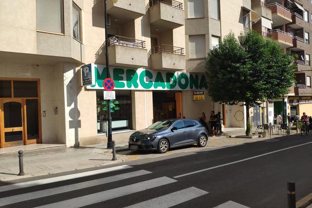 Pillados "in fraganti" por pintar con spray un supermercado