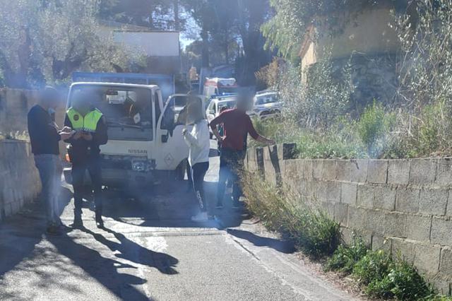Un accidente en el Camí dels Presos de Ontinyent deja un agente herido y un detenido