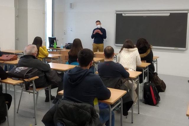 L'IES Jaume I d'Ontinyent acull una xarrada de motivació sobre el tèxtil 