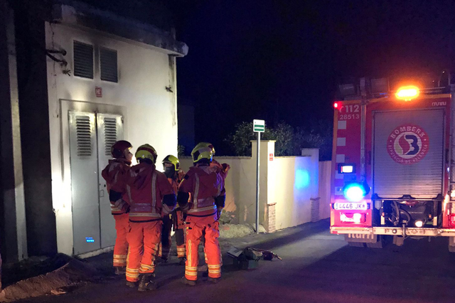 Un incendio en el transformador de Helios deja sin luz la urbanización