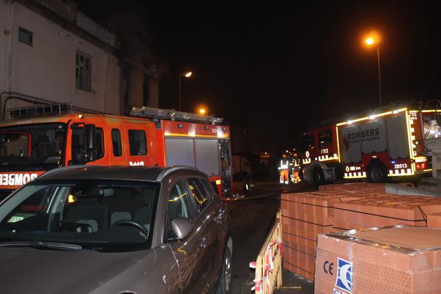 Cremen dos cases abandonades a Ontinyent