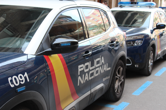 Detingut per atacar amb un destral el vehicle amb la seua exdona i les seues filles dins