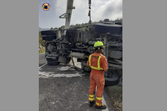Fallece el conductor de un camión al volcar en término de Salem