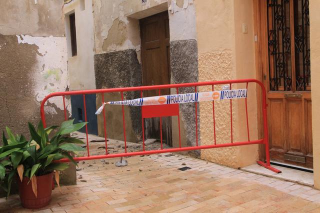 Cau la cornisa d'una casa en el carrer Muralla d'Ontinyent