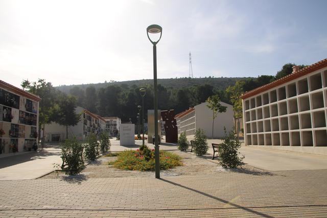 El bus de Ontinyent incrementa los desplazamientos al cementerio en Todos Santos